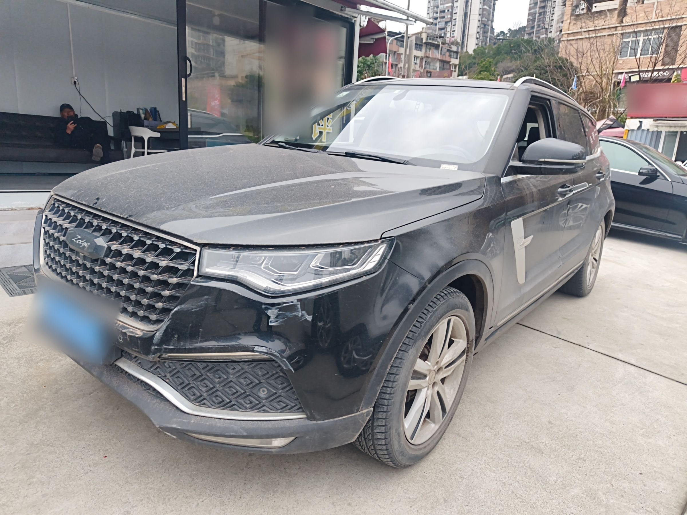 تحت مقدمة السيارة