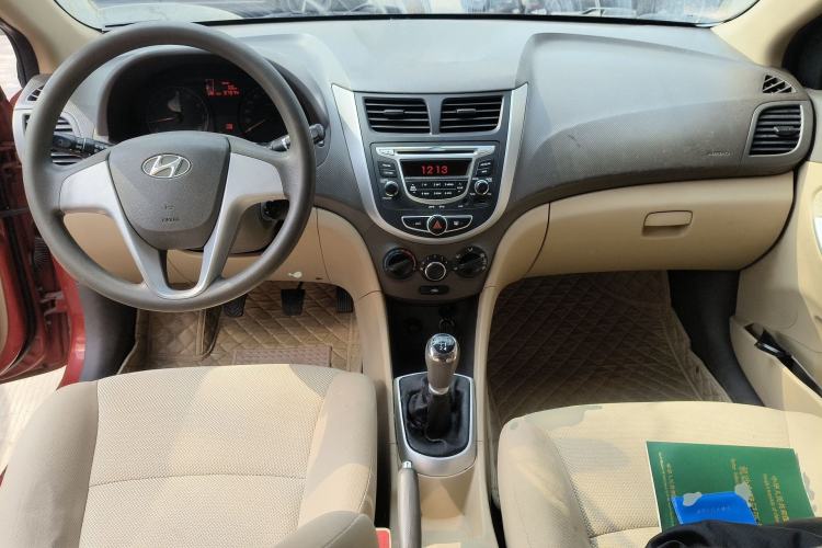 Used Hyundai Verna (older generation) 2010 Sedan 1.4L Manual Comfort GS Center Console
