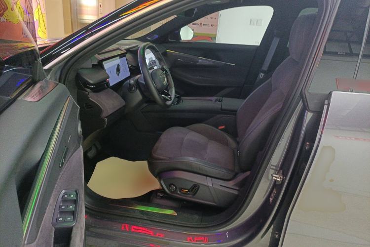 Used Lynk & Co 08 EM-P 2023 220 km Limited-Time Edition
