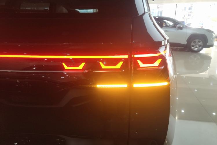 Used Volkswagen Tavendor 2024 380TSI All-Wheel Drive R-Line Cruise Edition Exterior 3