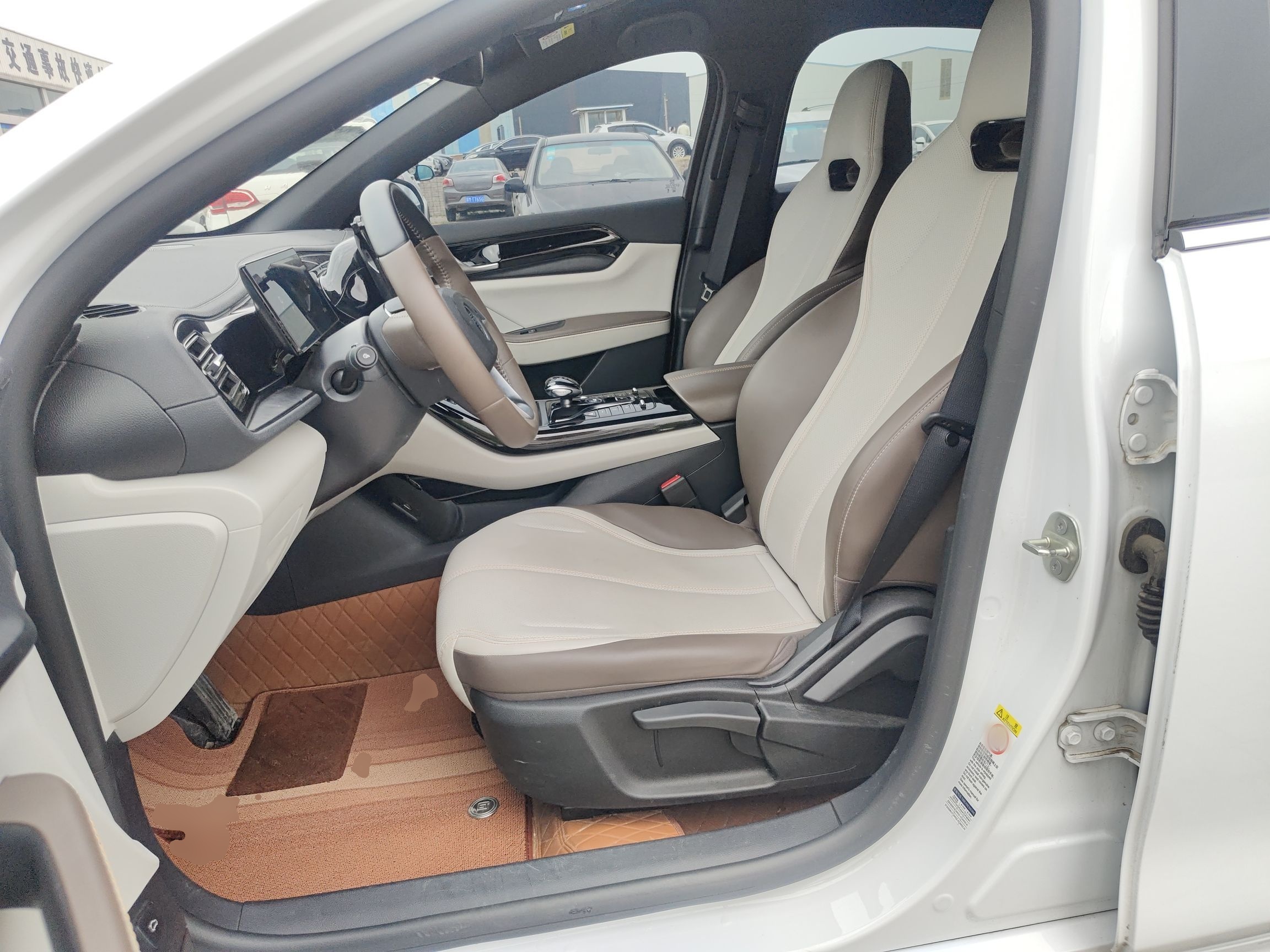 المقاعد الأمامية داخل السيارة