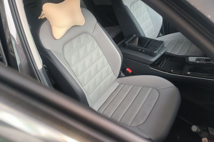 Used Volkswagen Tavendor 2024 330TSI Luxury Touring - All-Inclusive Edition Right Front Seat