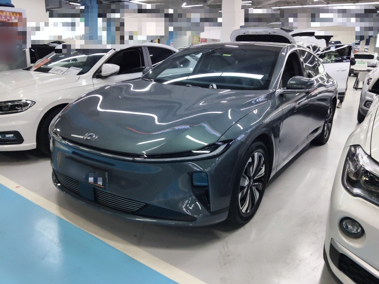 تحت مقدمة السيارة