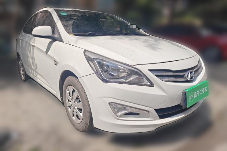 Used Hyundai Verna (older generation) 2014 1.4L Manual Smart GLS Trim Front Right 45 Deg