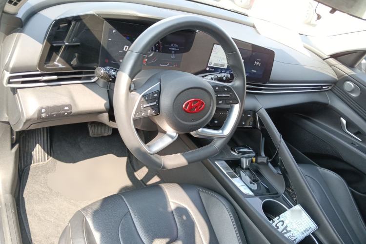 Used Hyundai Elantra 2021 1.5L CVT LUX Prestige Edition Center Console