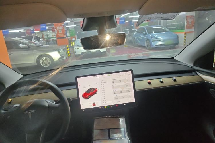 Used Tesla Model Y 2021 Standard Range Rear-Wheel Drive Version Center Console