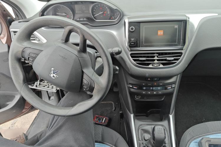 Used Peugeot 2008 2014 1.6L Manual Fashion Edition Center Console