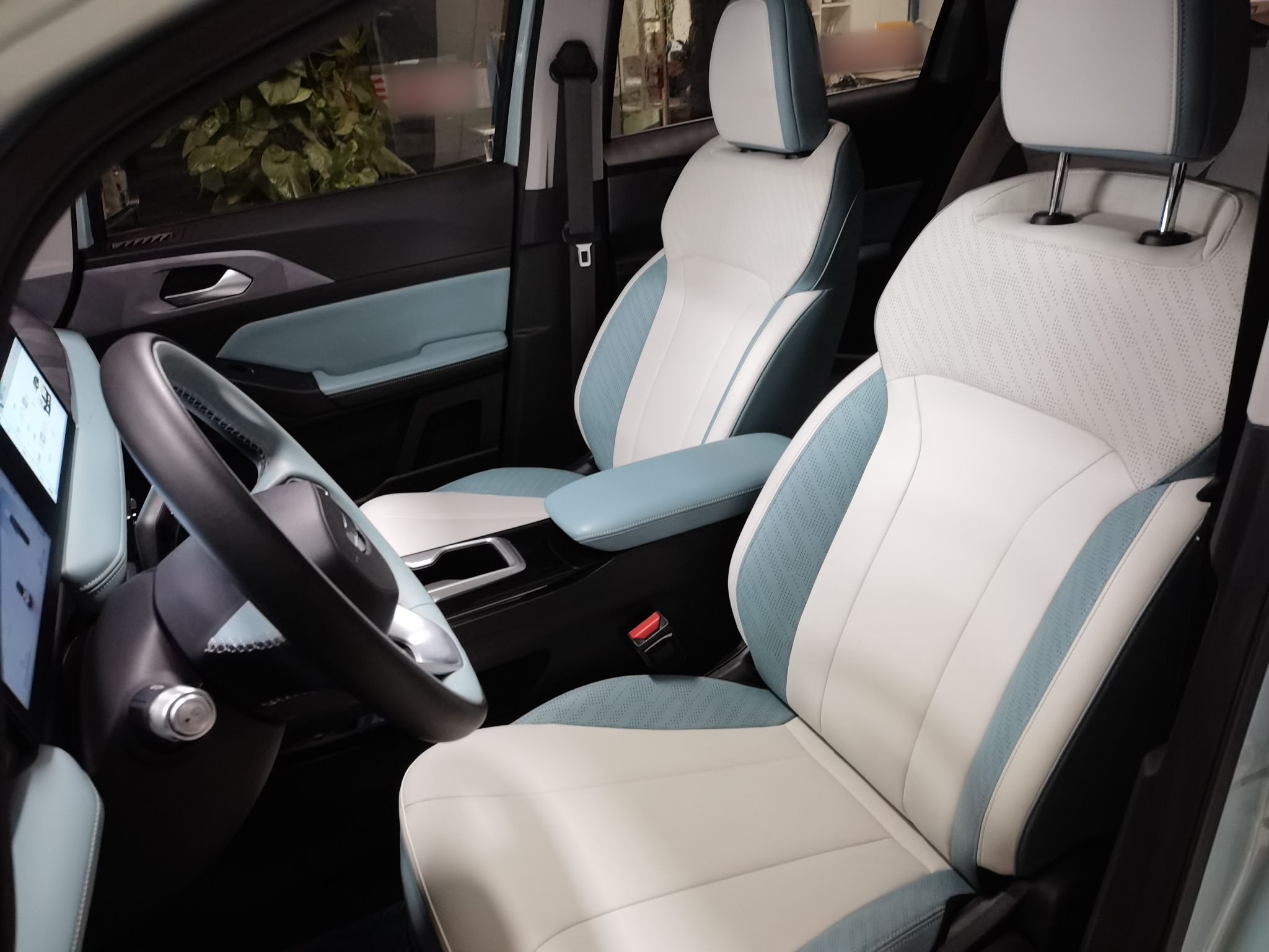 المقاعد الأمامية داخل السيارة