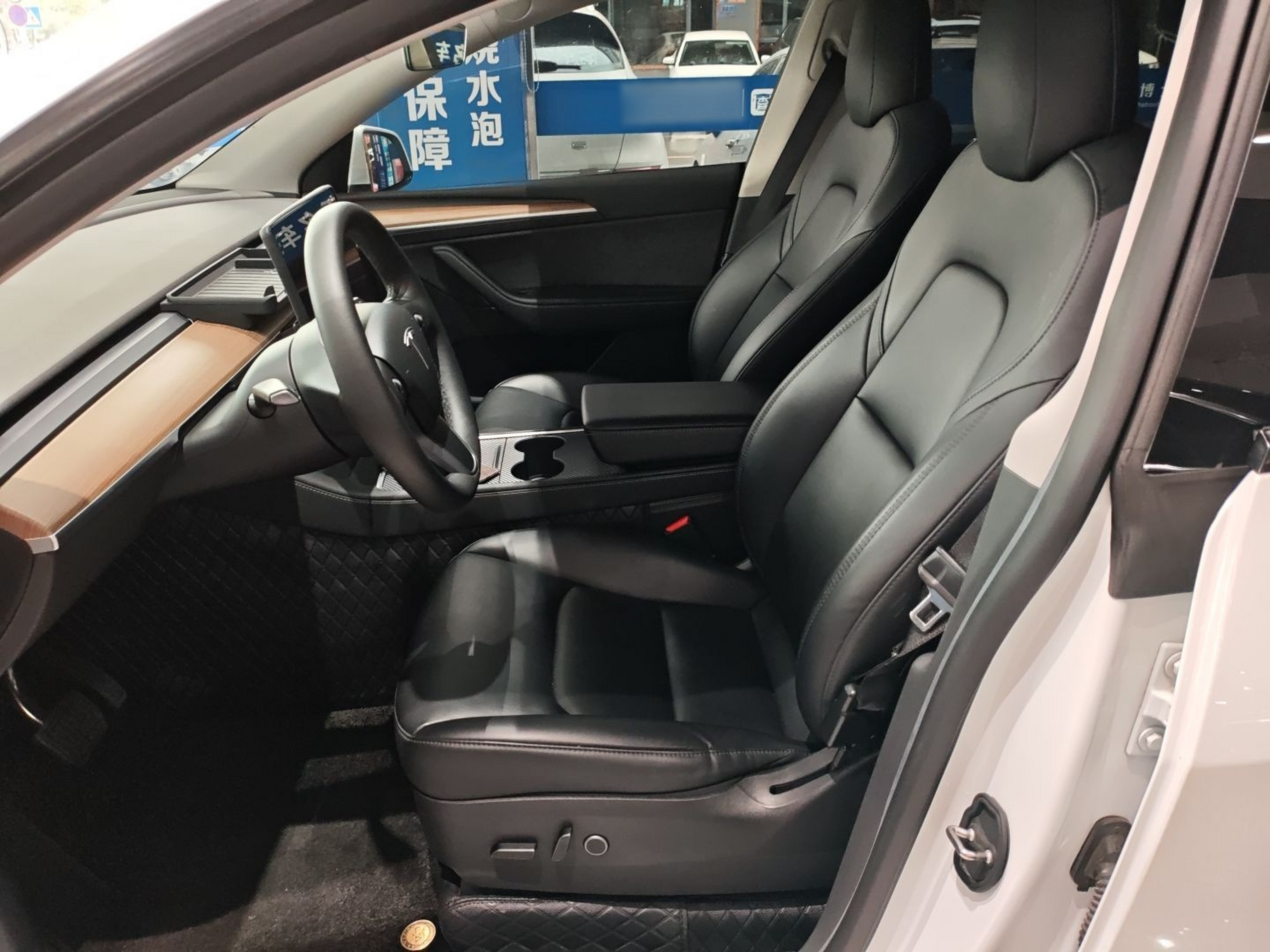 Переднее сиденье в автомобиле