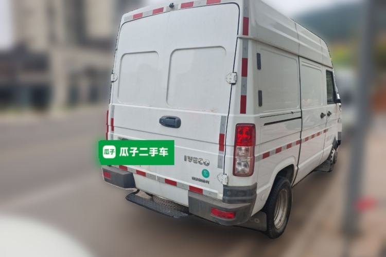 Used Iveco Daily 2021 2.5T V35 2-3 Seater Short Wheelbase Mid-Roof Design Dual Tires Manual Doors
