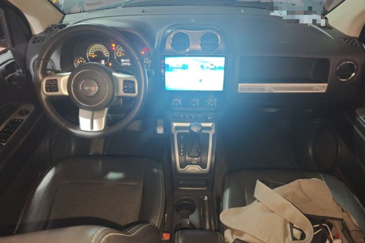 Used Jeep Compass 2014 2.4L Four-Wheel Drive Serpentine Collection Edition Center Console