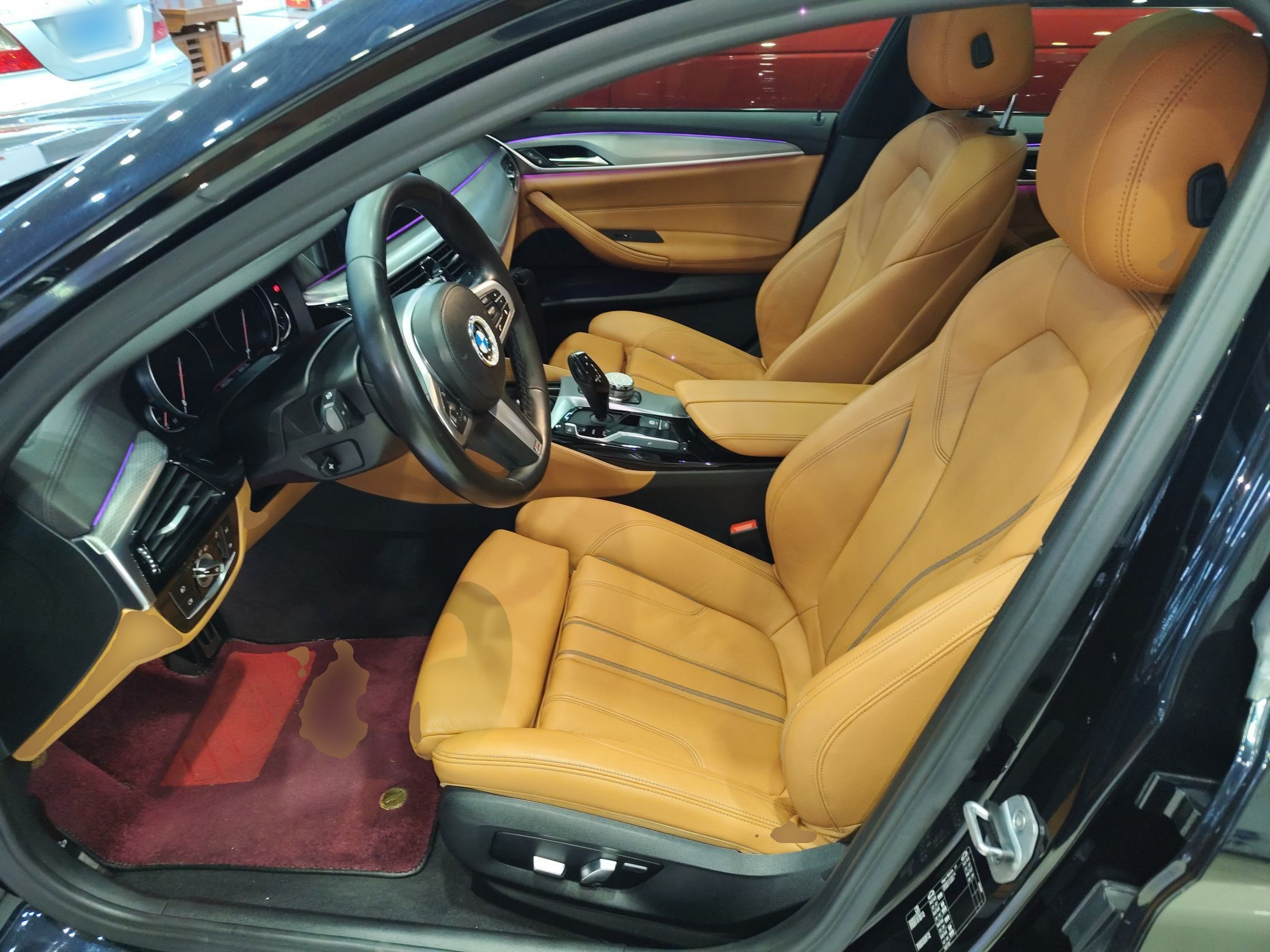 المقاعد الأمامية داخل السيارة