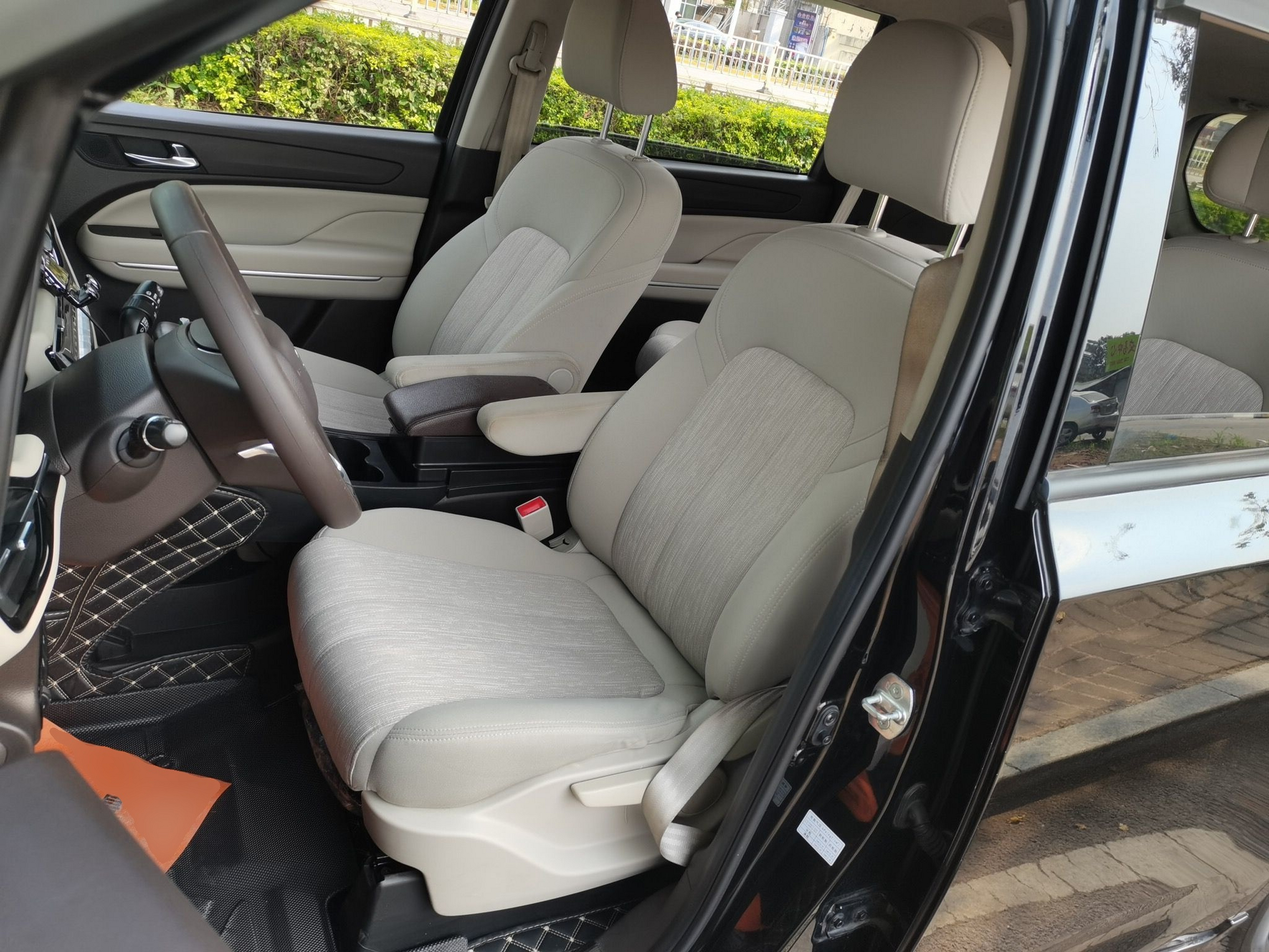 Переднее сиденье в автомобиле