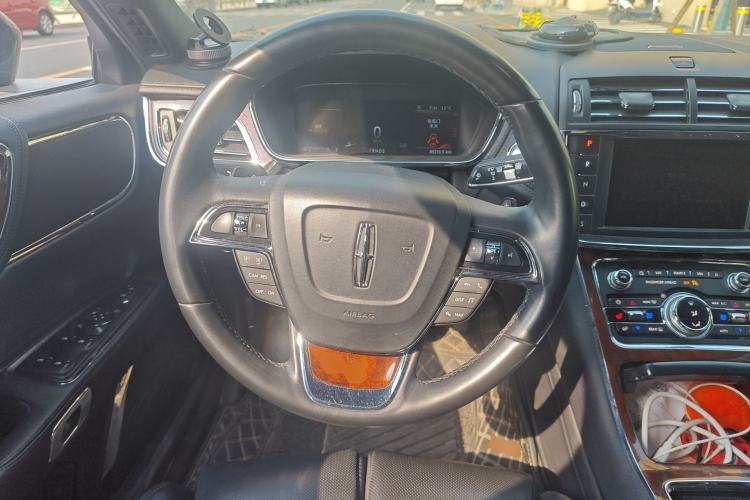 Used Lincoln Continental 2018 2.0T Two-Wheel Drive Luxury Edition Steering Wheel