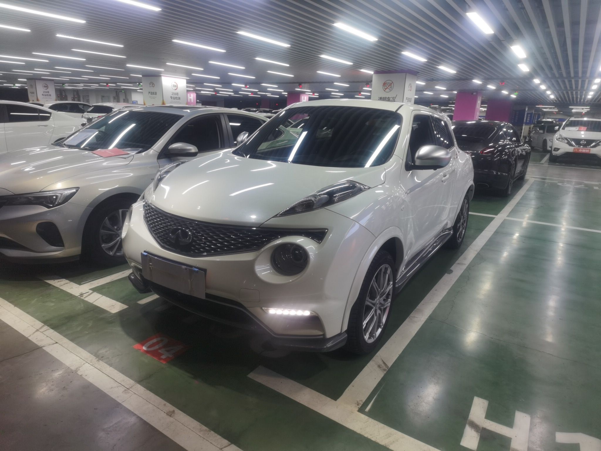 تحت مقدمة السيارة