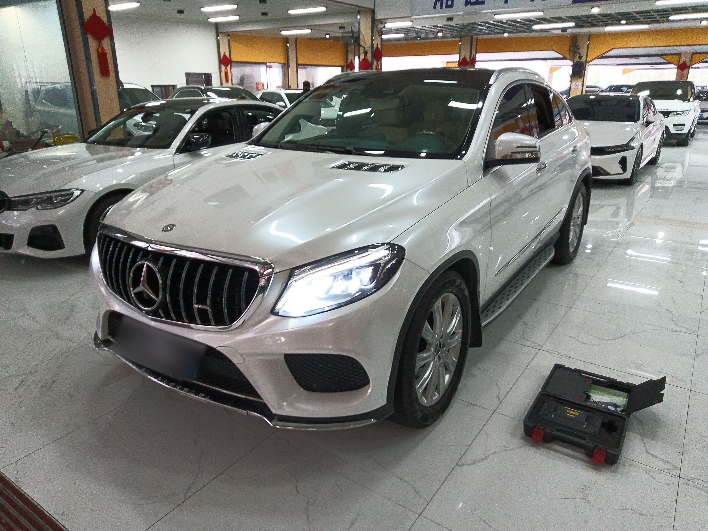 تحت مقدمة السيارة