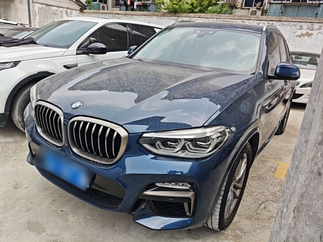 Sob a frente do carro