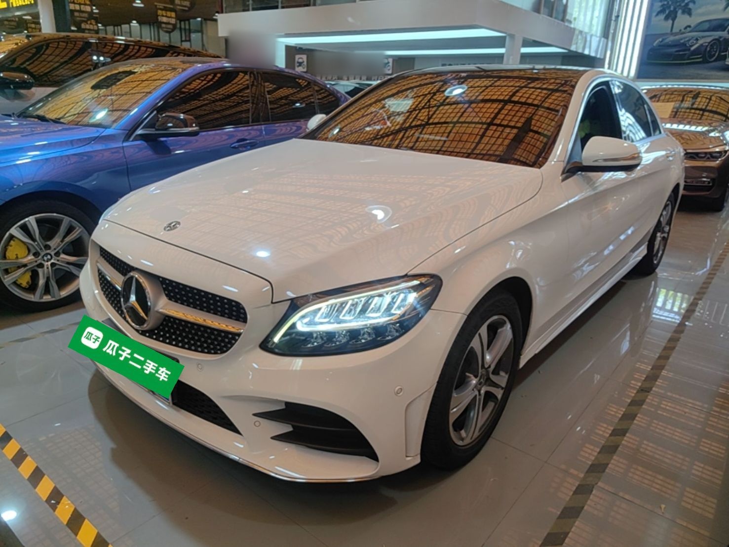 Unter der Vorderseite des Autos