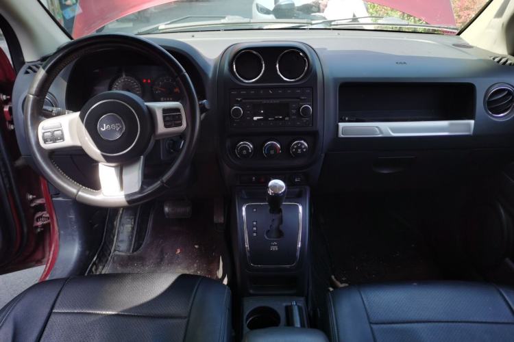 Used Jeep Compass 2013 2.0L two-wheel drive sport version Center Console