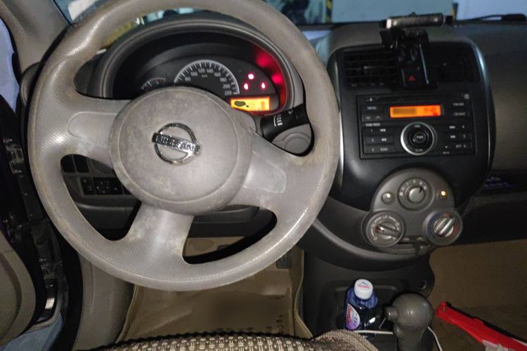 Used Nissan Sunny 2011 1.5XE CVT Comfort Edition Center Console