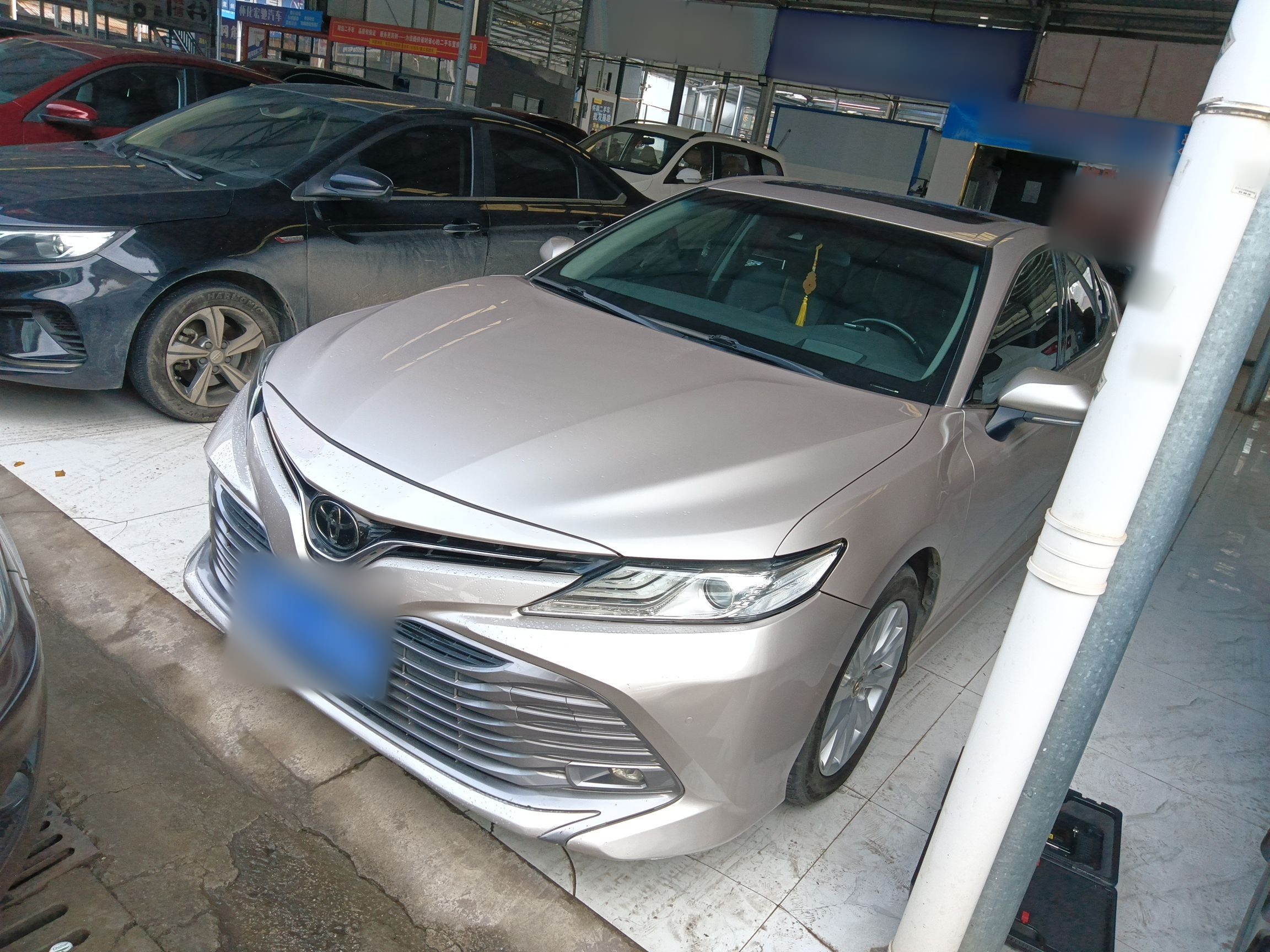 تحت مقدمة السيارة