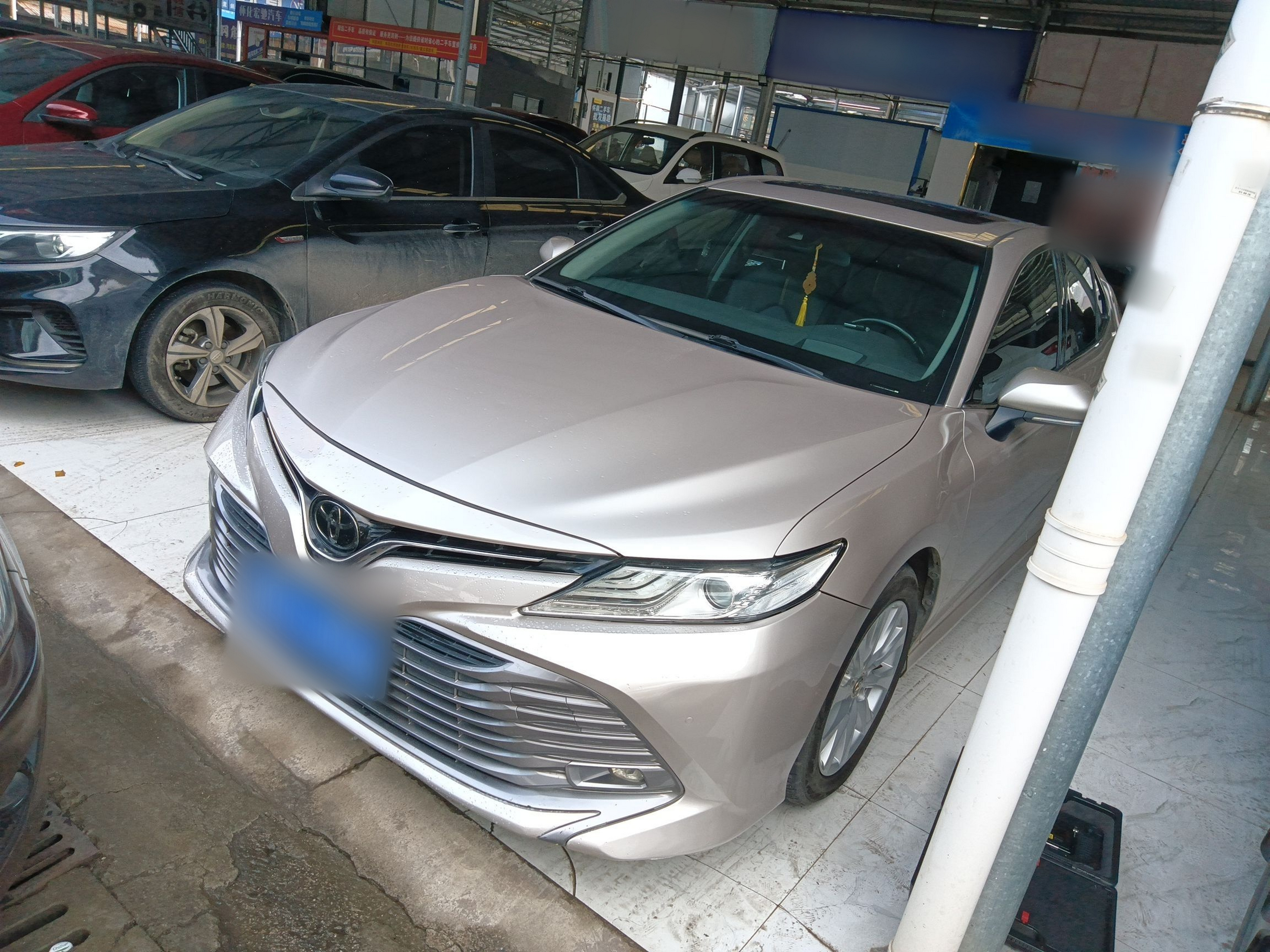 Под передней частью автомобиля