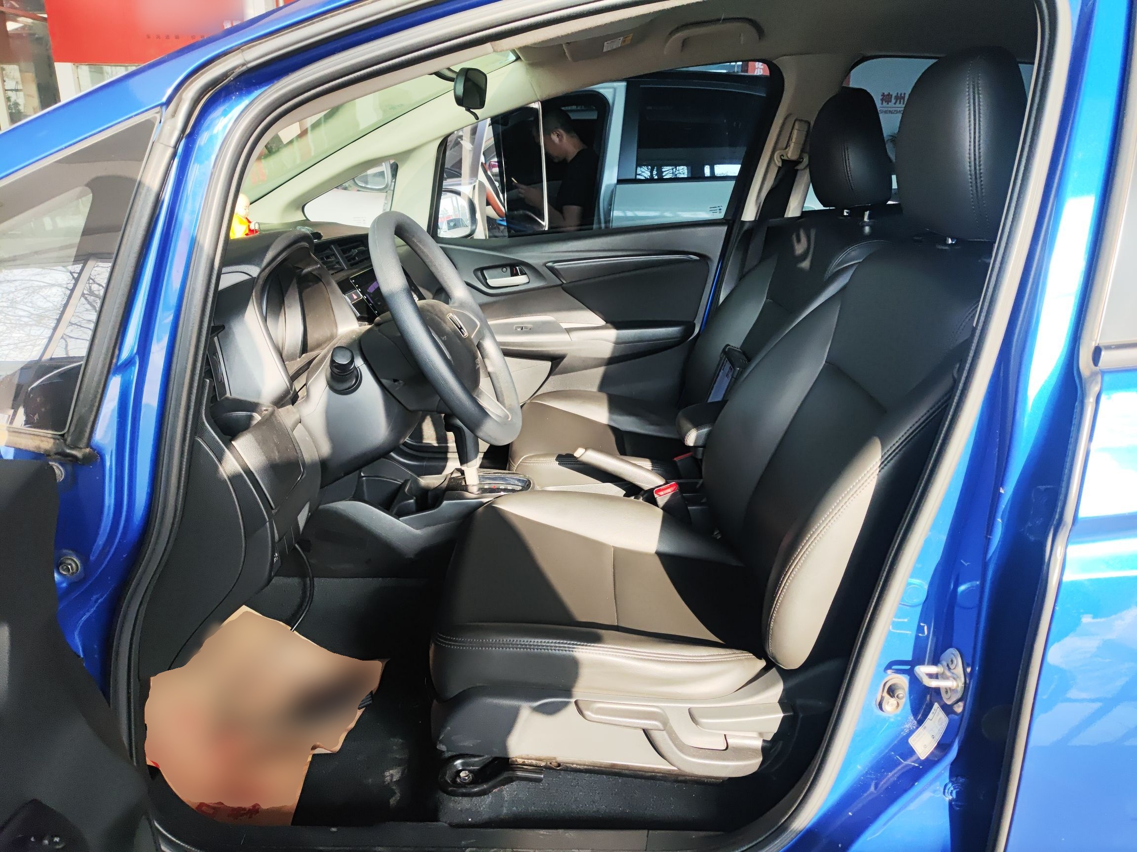 Переднее сиденье в автомобиле