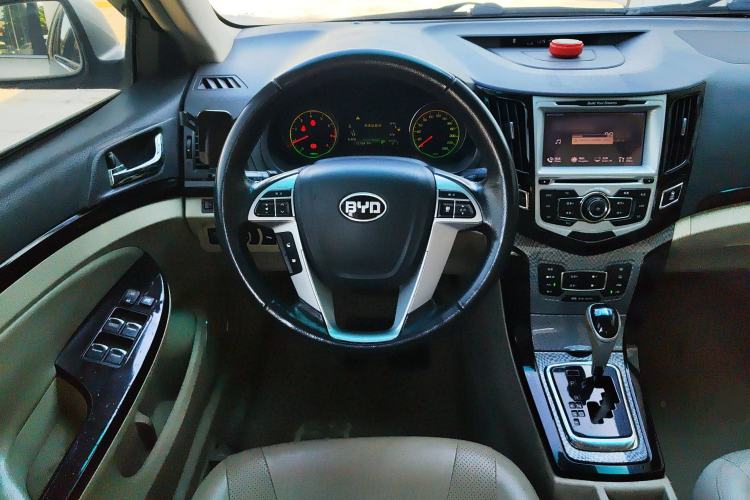 Used BYD Surui 2012 1.5TID Automatic Luxury Version Steering Wheel