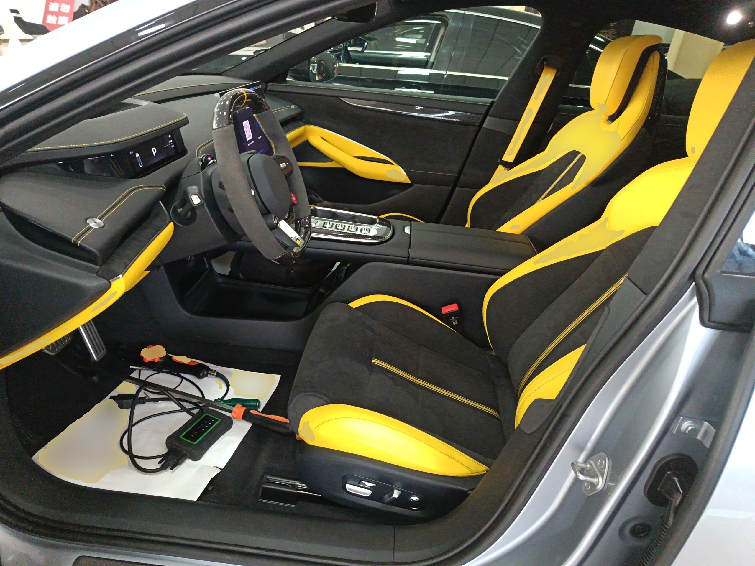 المقاعد الأمامية داخل السيارة