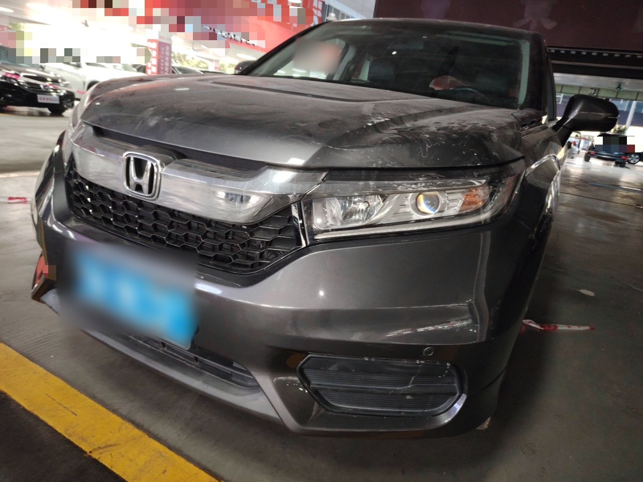 Под передней частью автомобиля