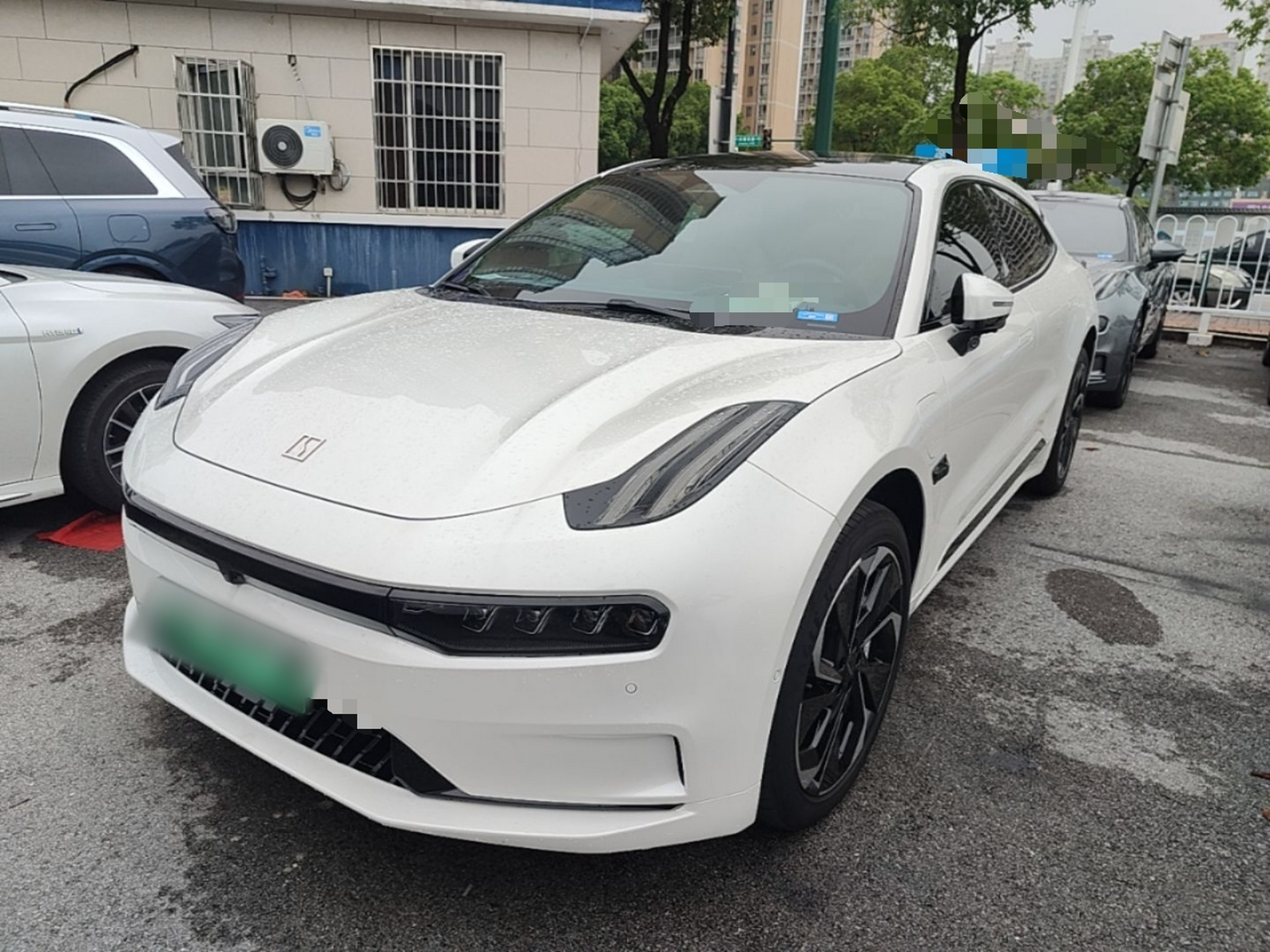 Под передней частью автомобиля