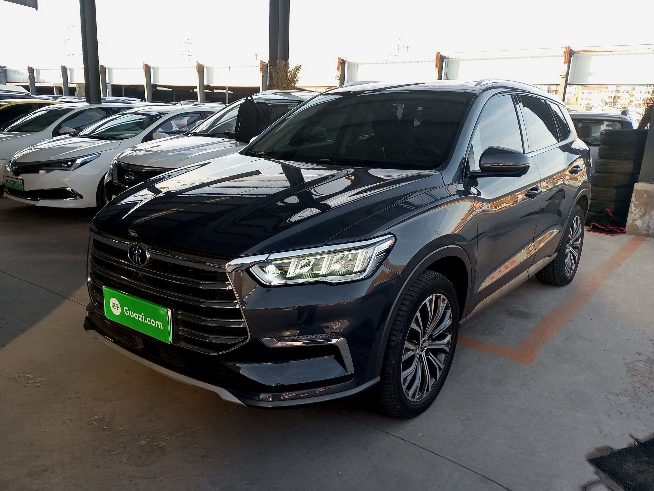 تحت مقدمة السيارة