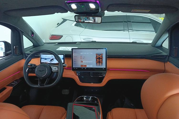 Used Geely Galaxy LEVC L380 2024 140-Degree 6-Seater All-Wheel-Drive Ultra