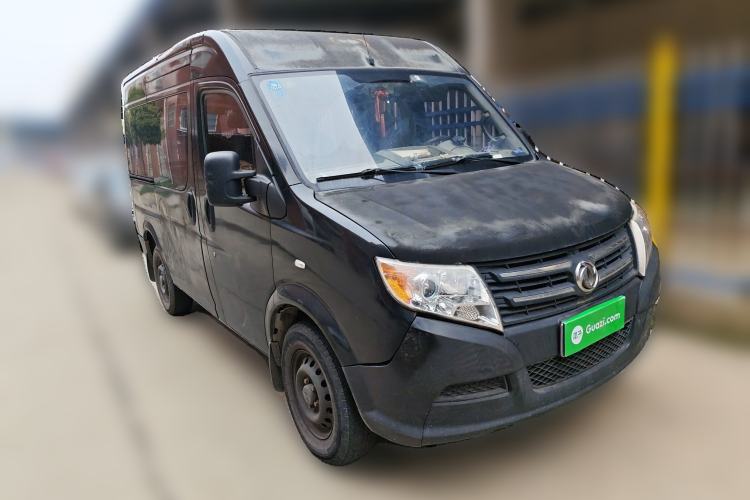 Used Dongfeng Yufeng 2015 2.5T Lingyun Edition Box Truck comes standard with the short-wheelbase mid-roof ZD25 model. Front Right 45 Deg