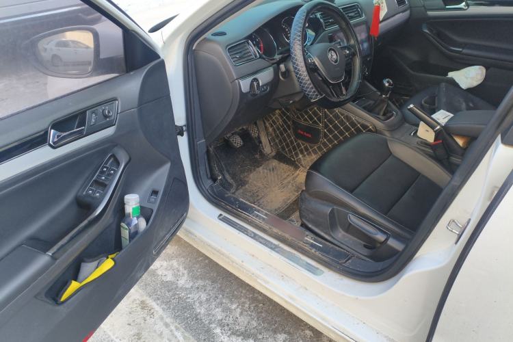 Used Volkswagen Sagitar 2018 1.6L Manual Comfort Model Interior 3