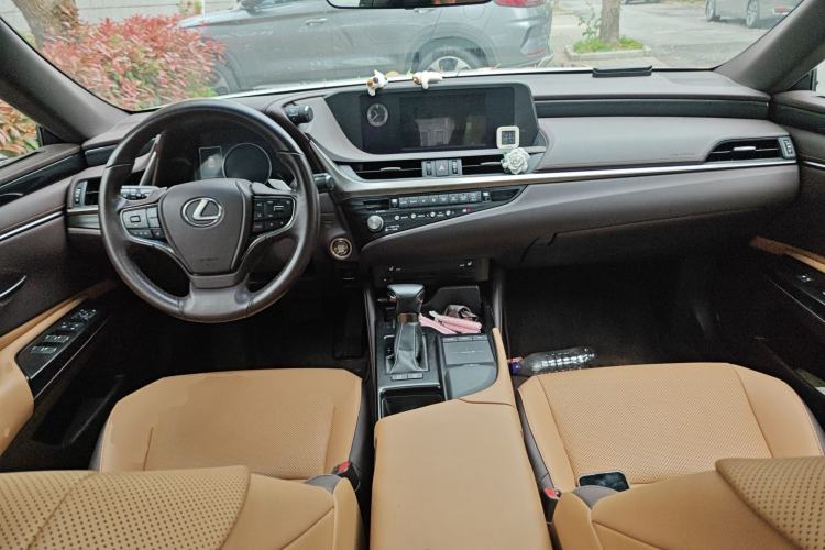 Used Lexus ES 2020 200 Excellence Edition Center Console