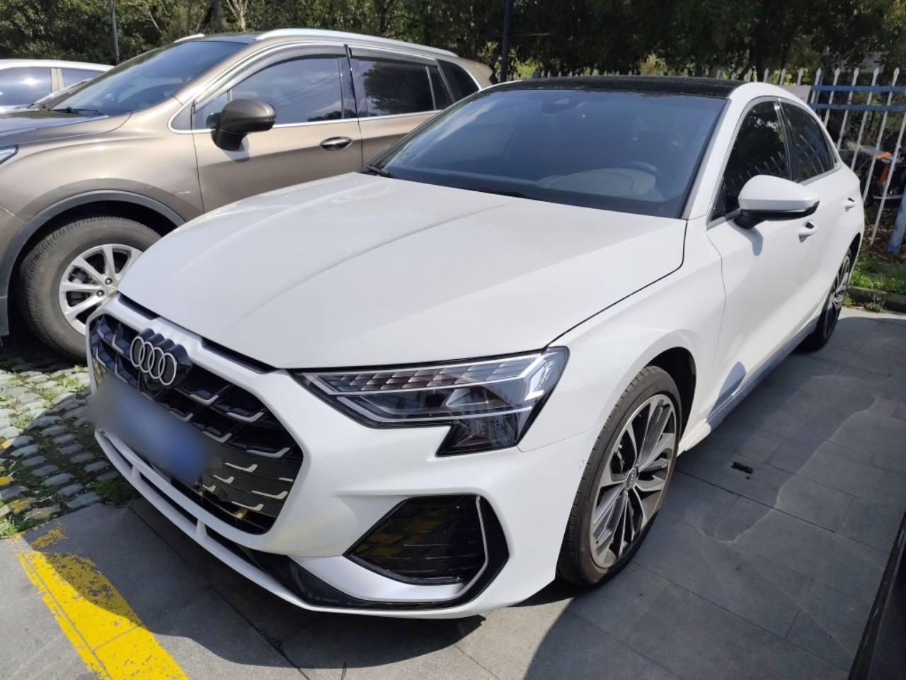 Под передней частью автомобиля