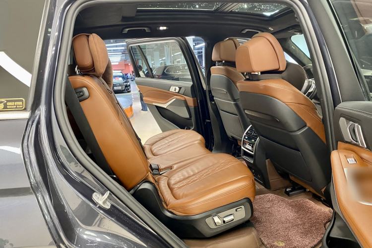 Used BMW X7 2021 xDrive40i Luxury Package with Premium Features
