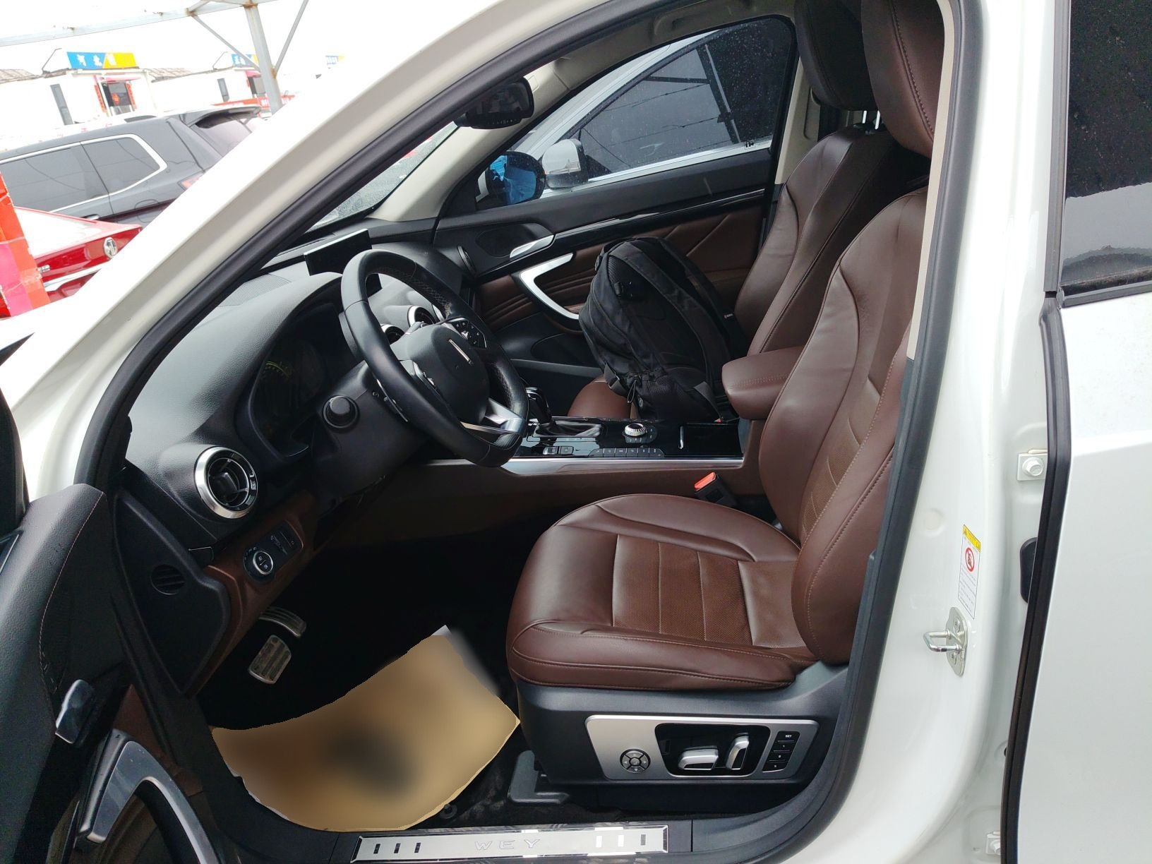 المقاعد الأمامية داخل السيارة