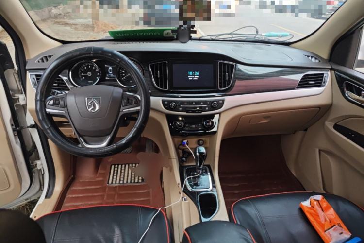 Used Baojun 730 2016 1.8L iAMT Luxury Model 7 Seats Center Console