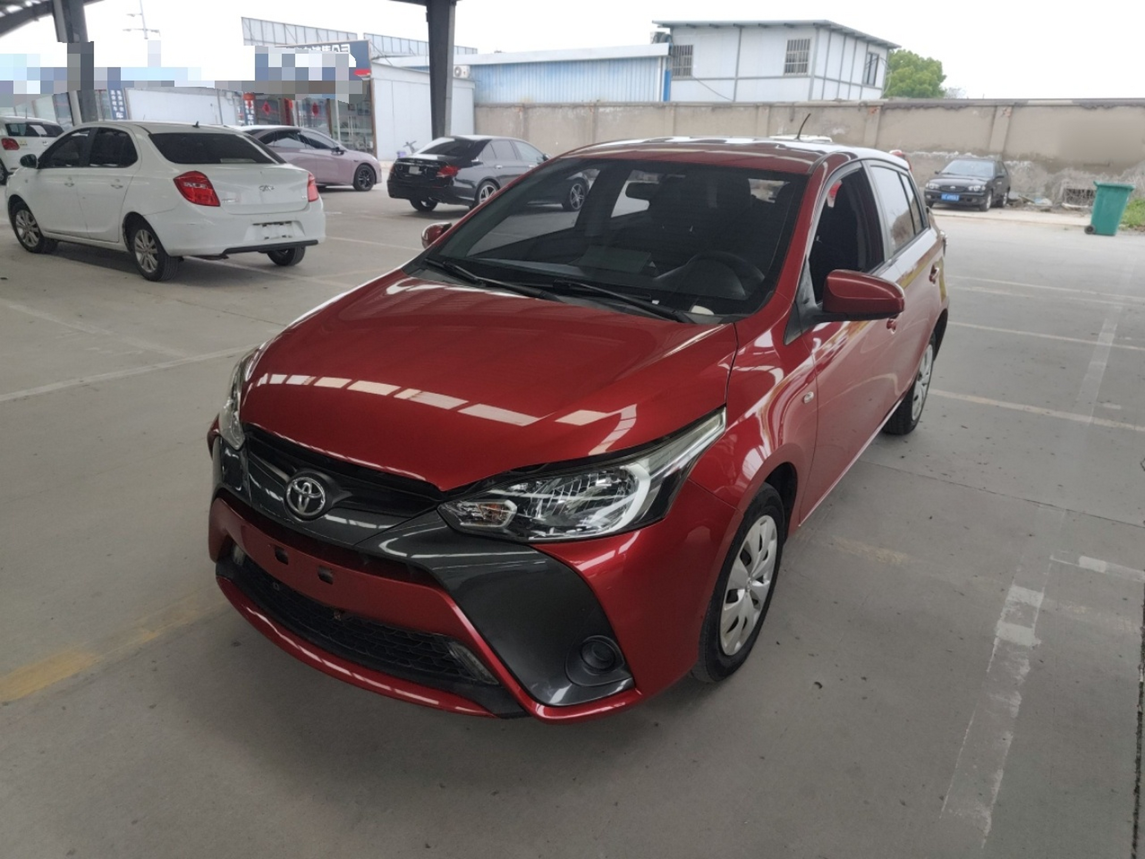 تحت مقدمة السيارة