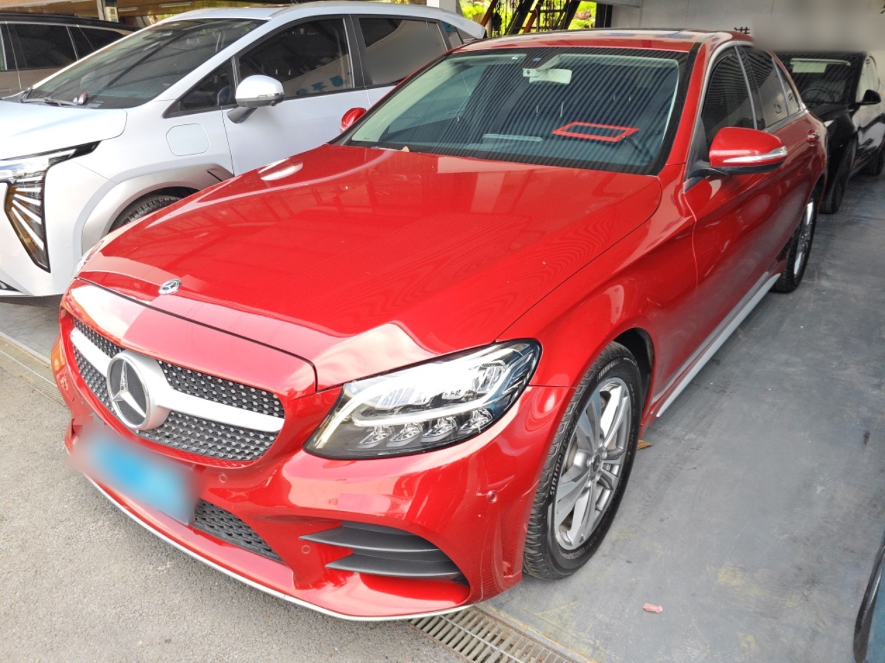 Под передней частью автомобиля