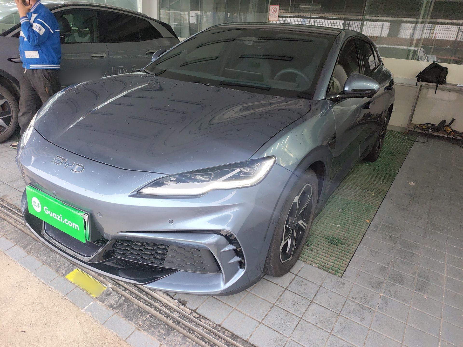 تحت مقدمة السيارة