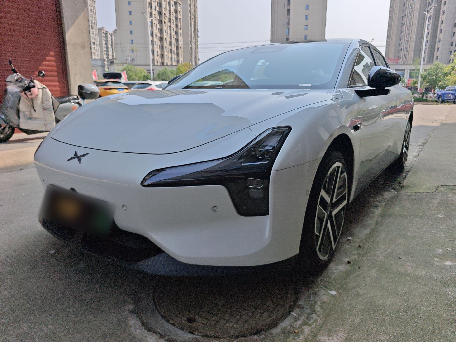 تحت مقدمة السيارة