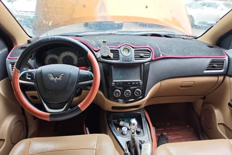 Used Wuling Hongguang 2014 1.5L S Luxury Model Center Console