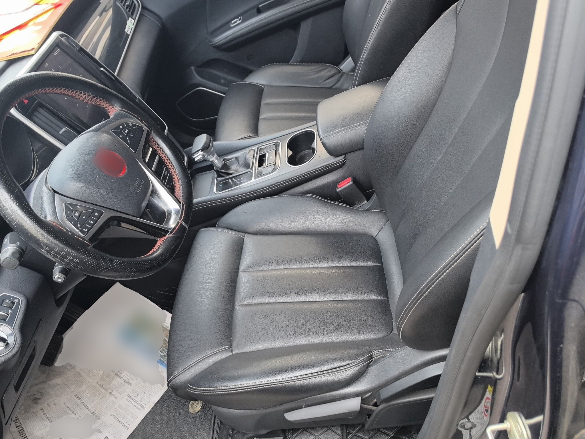 المقاعد الأمامية داخل السيارة