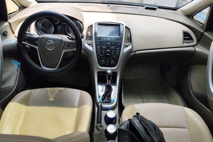 Used Buick GT 2013 GT 1.6L Automatic Fashion Edition Center Console