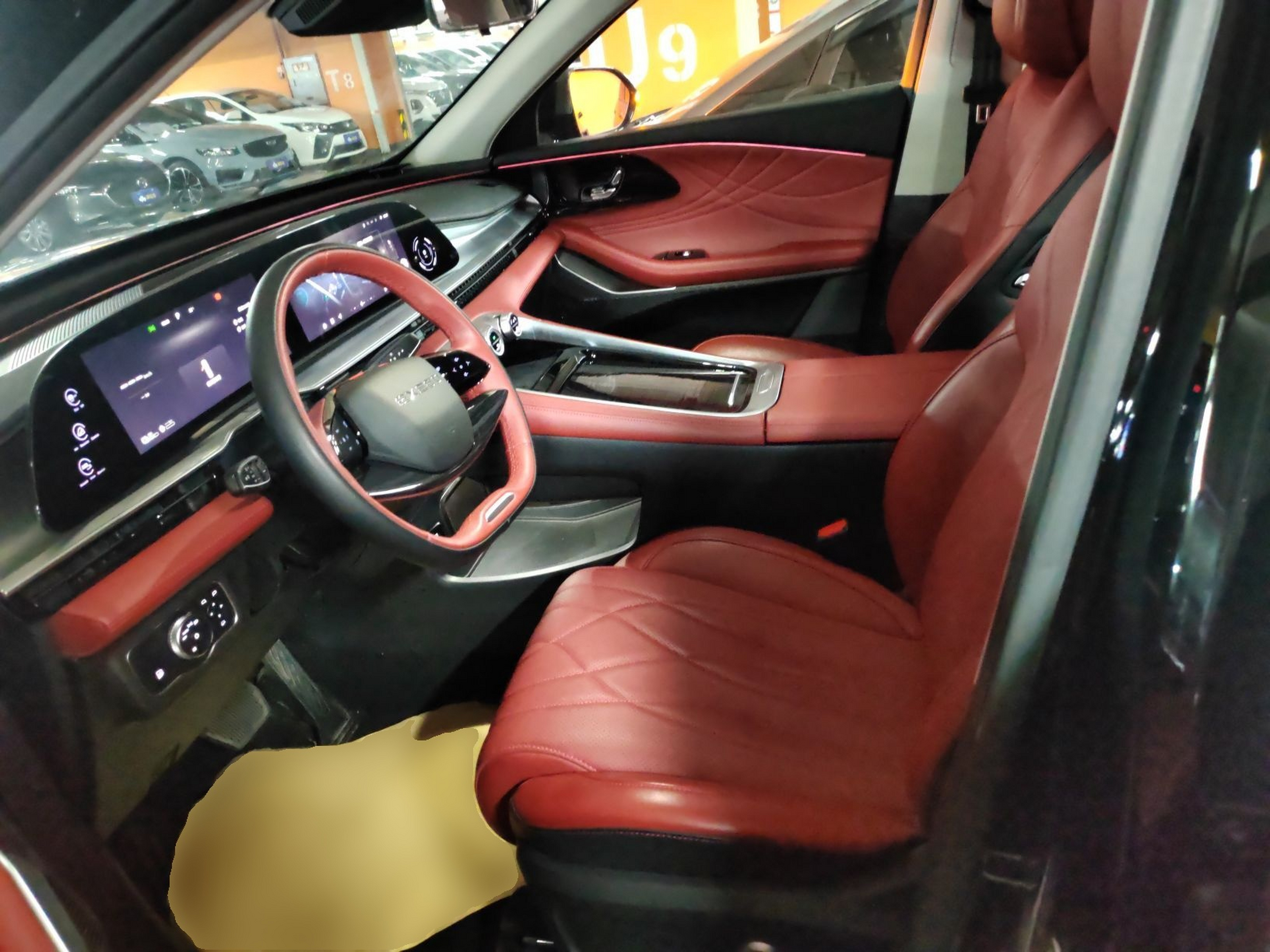 المقاعد الأمامية داخل السيارة