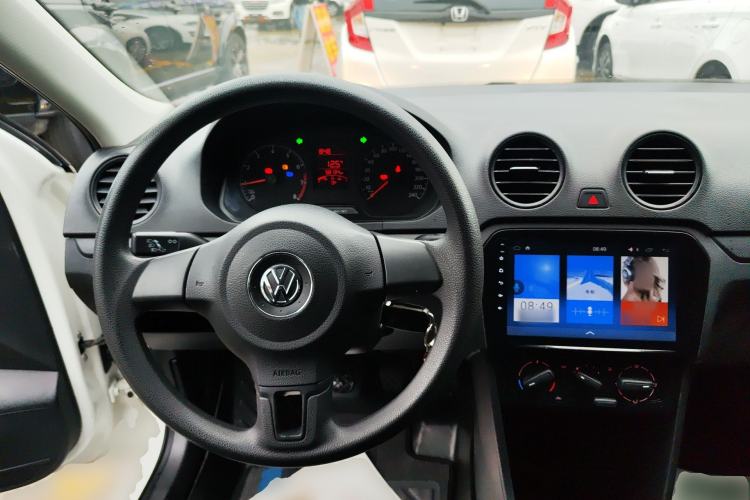 Used Volkswagen Jetta 2015 Value Edition 1.6L Manual Fashionable Style Center Console