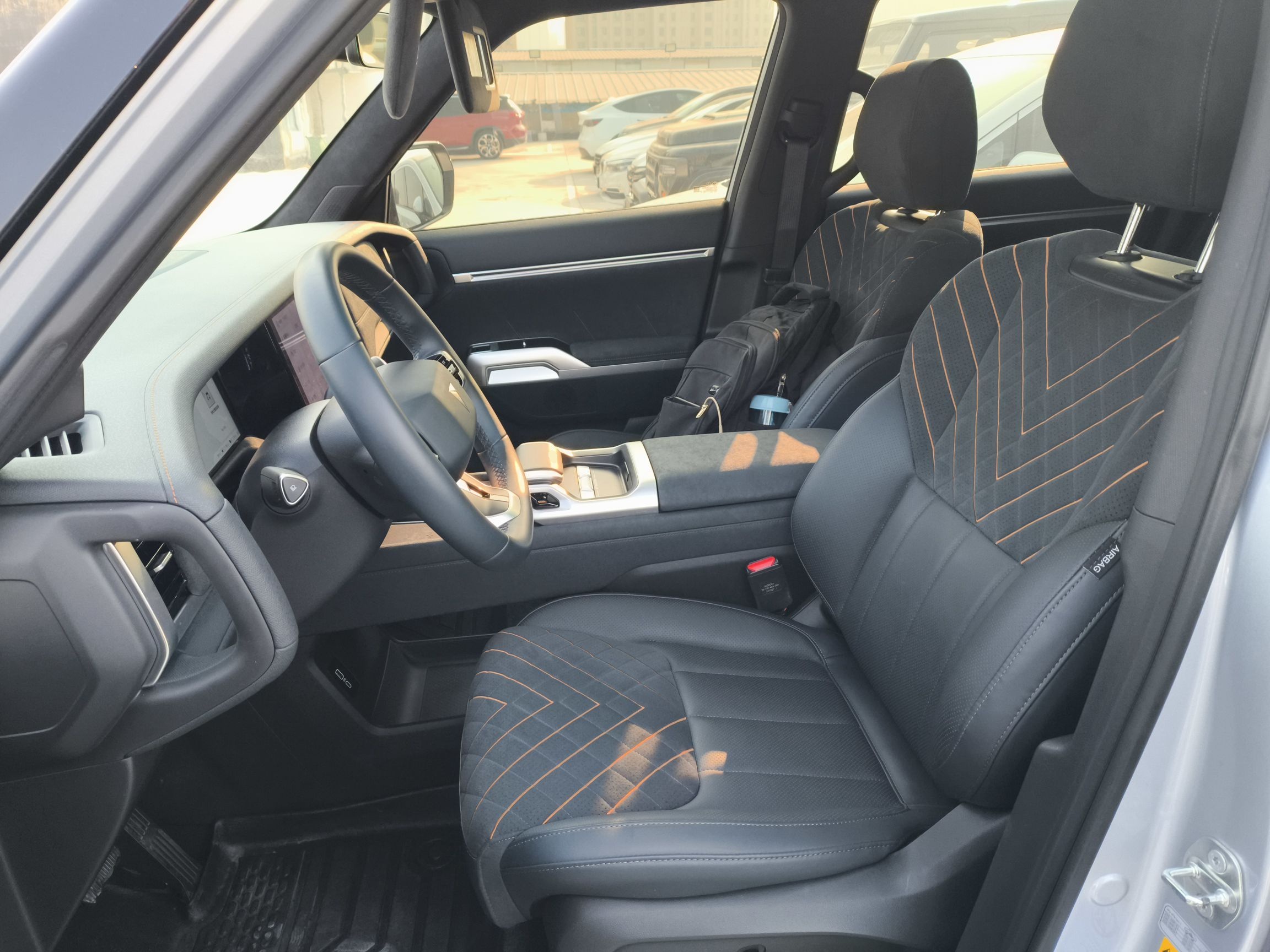 المقاعد الأمامية داخل السيارة